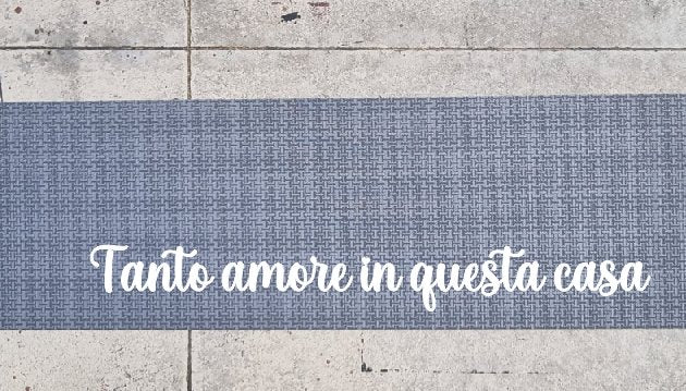 Passatoia per cucina Tappeto grigio antimacchia "Tanto amore in questa casa" - Vanità Zerbini