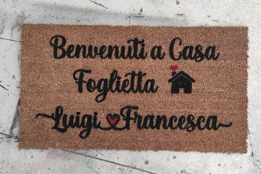 Zerbino in cocco naturale Modello "Benvenuti a casa" con cognome e 2 nomi - Vanità Zerbini